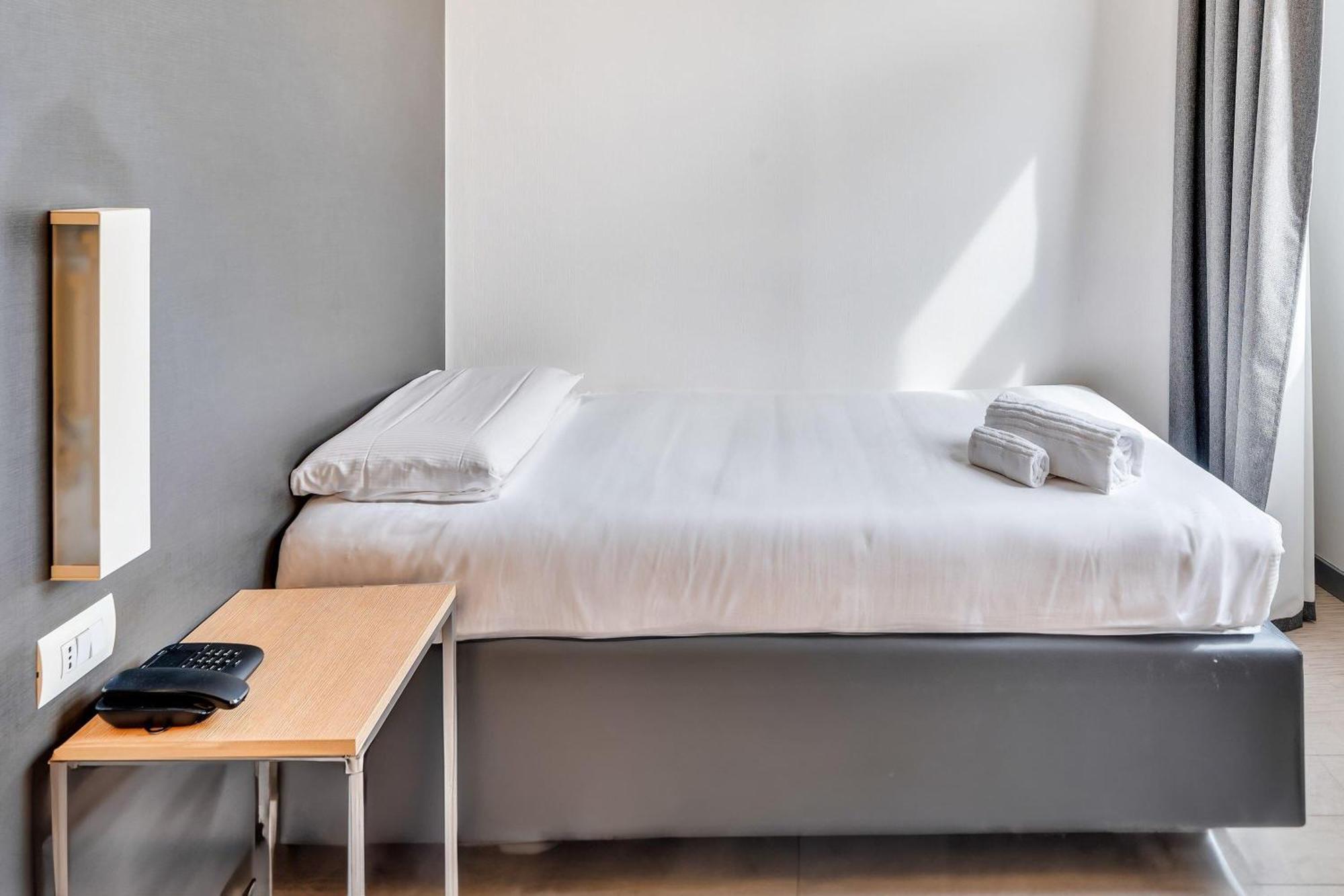 Queen Room (1 Adult)